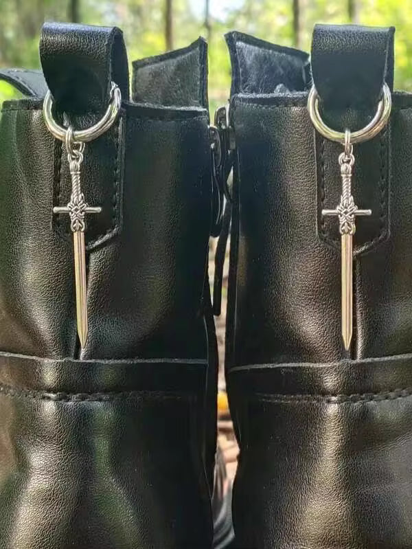 ROMWE 2pcs/Set Gothic Sword Pendant Shoe Decor, Unisex, Halloween